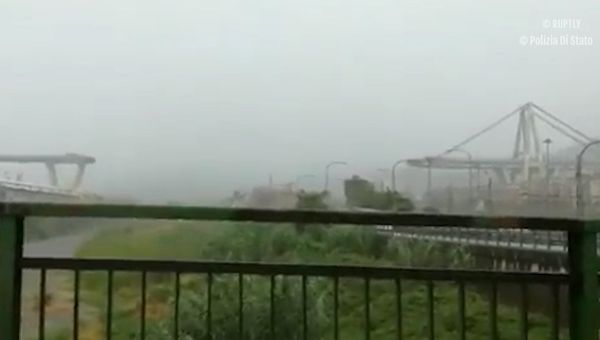 Очевидец снял на видео момент обрушения моста в Генуа