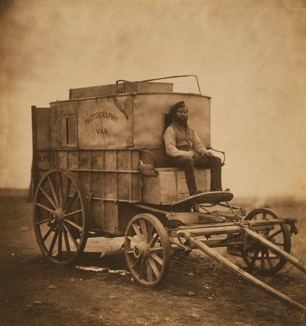 Мобильная фотолаборатория первого в истории военного фото-репортера Роджера Фентона, 1855 год