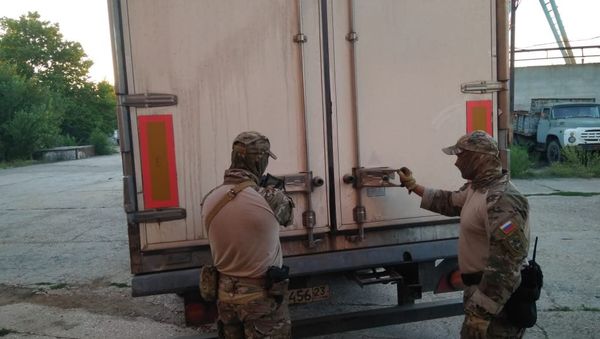 ФСБ выявила крупный канал поставки контрафактного спирта в Крым