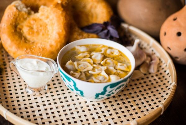 Крошечные домашние пельмени с мясом в бульоне