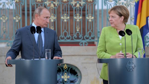 Президент РФ Владимир Путин и федеральный канцлер ФРГ Ангела Меркель во время встречи в резиденции правительства ФРГ Мезеберг