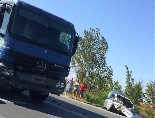 ДТП с участием грузовой машины Mercedes и легкового автомобиля в районе Сак. 20 августа 2018