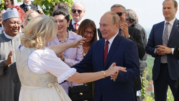 Президент РФ В. Путин посетил Австрию Президент РФ В. Путин посетил Австрию