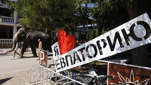 Прогулка слонов по улицам Евпатории