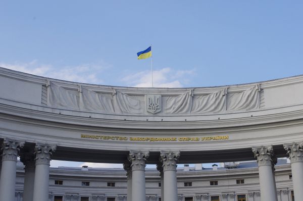 Государственный флаг на здании министерства иностранных дел Украины в Киеве.