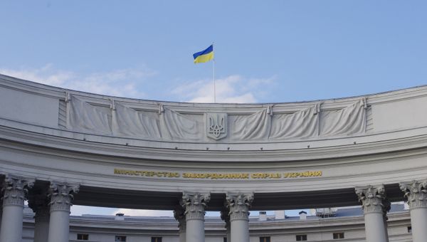 Государственный флаг на здании министерства иностранных дел Украины в Киеве.