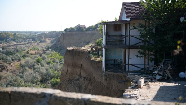 Оползень в Севастополе. Часть дома висит над пропастью 