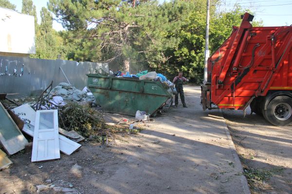 Сотрудники МУП Экоград за работой на одной из мусорных площадок в Симферополе Сотрудники МУП Экоград за работой на одной из мусорных площадок в Симферополе