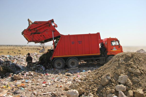 Выгрузка мусора на полигоне ТБО в Тургенево Выгрузка мусора на полигоне ТБО в Тургенево