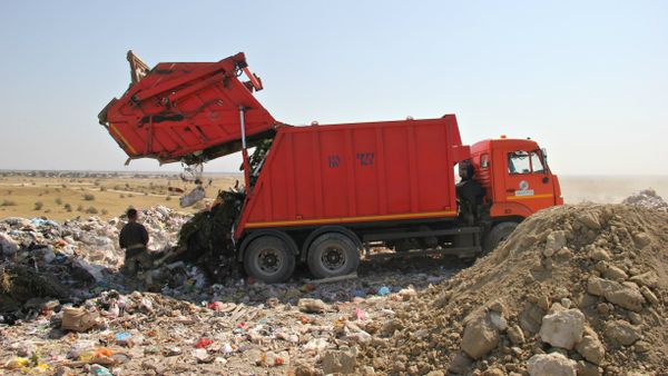 Выгрузка мусора на полигоне ТБО в Тургенево Выгрузка мусора на полигоне ТБО в Тургенево