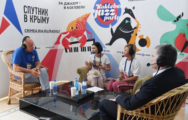 Глава Крыма Сергей Аксенов и председатель оргкомитета фестиваля Koktebel Jazz Party, генеральный директор МИА Россия сегодня Дмитрий Киселев в выездной студии радио Спутник в Крыму