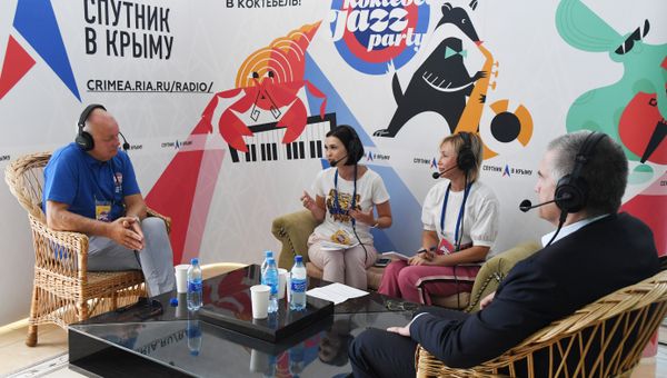 Глава Крыма Сергей Аксенов и председатель оргкомитета фестиваля Koktebel Jazz Party, генеральный директор МИА Россия сегодня Дмитрий Киселев в выездной студии радио Спутник в Крыму