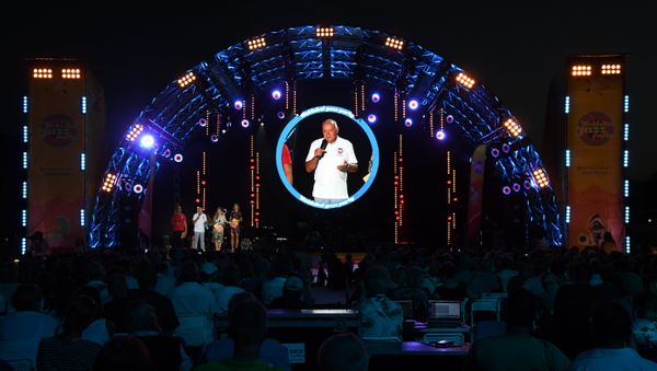 Третий день фестиваля Koktebel Jazz Party-2018. В центре - генеральный директор МИА Россия сегодня Дмитрий Киселев