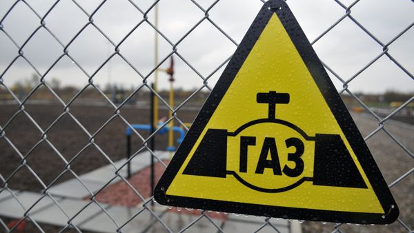 Табличка на ограждении Быстрицкого газового месторождения в Дрогобычском районе Львовской области