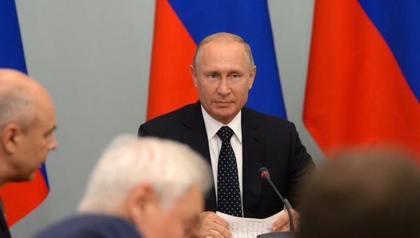 Президент РФ Владимир Путин проводит совещание по социально-экономическим вопросам