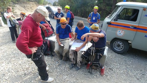 Спасатели сняли с горы Сокол в Судаке скалолаза из Украины