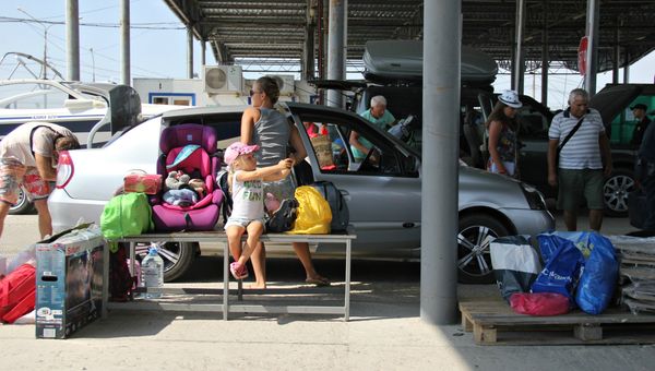 Люди в пункте пропуска Джанкой на границе Крыма и Украины