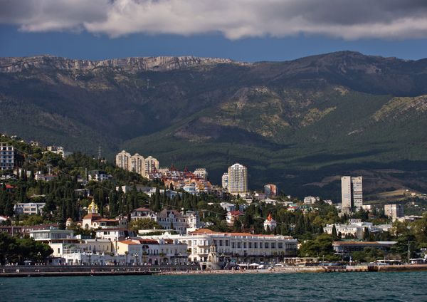 Вид на Ялту со стороны Черного моря