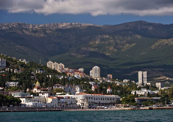 Вид на Ялту со стороны Черного моря