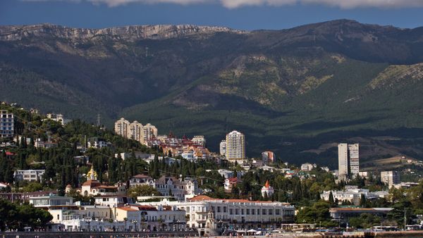 Вид на Ялту со стороны Черного моря