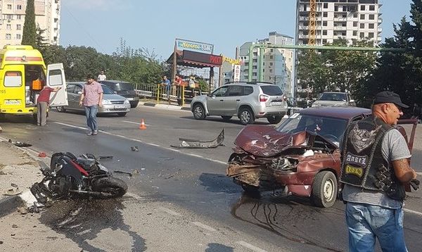 Смертельное ДТП в Ялте с участием мотоцикла и легкового автомобиля ВАЗ 21102 Смертельное ДТП в Ялте с участием мотоцикла и легкового автомобиля ВАЗ 21102