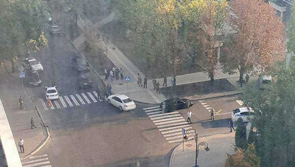 Сотрудники правоохранительных органов в Донецке после взрыва в кафе Сепар. 31 августа 2018 Сотрудники правоохранительных органов в Донецке после взрыва в кафе Сепар. 31 августа 2018