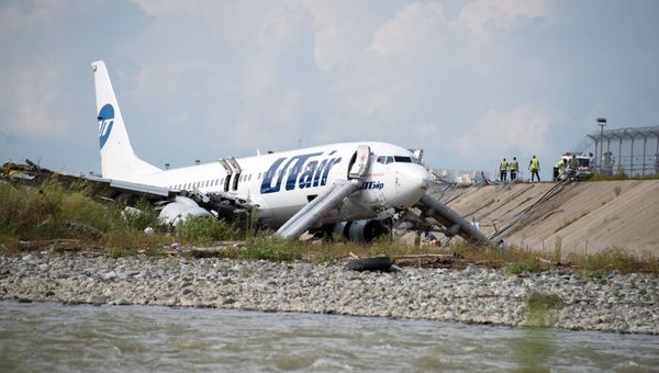 Аварийная посадка самолета авиакомпаниии Utair в Сочи
