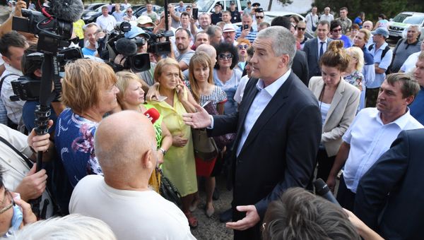 Глава Республики Крым Сергей Аксенов на встрече с жителями Армянска Глава Республики Крым Сергей Аксенов на встрече с жителями Армянска
