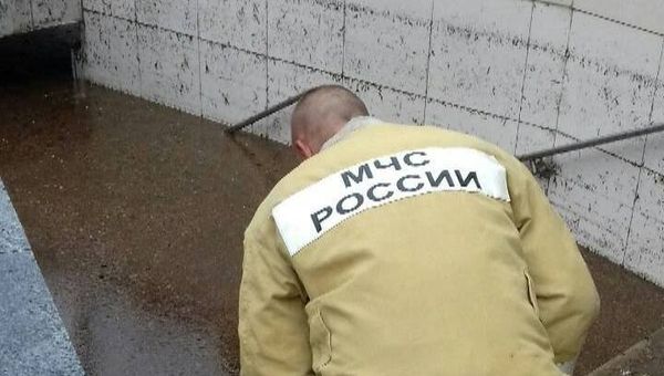 Сотрудники МЧС откачивают воду из затопленного подземного перехода в Ялте возле кинотеатра Спартак. 6 сентября 2018