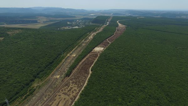 Вид на плато Мекензиевой горы и место раскопок