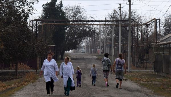 Подворовой обход врачами села Перекоп Красногвардейского района, примыкающего к заводу Крымский титан