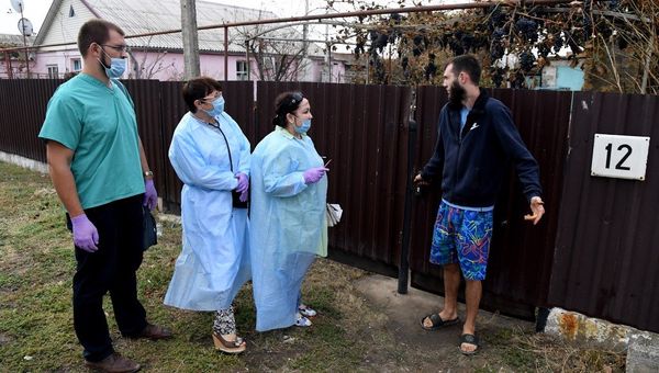 Подворовой обход врачами села Перекоп Красногвардейского района, примыкающего к заводу Крымский титан