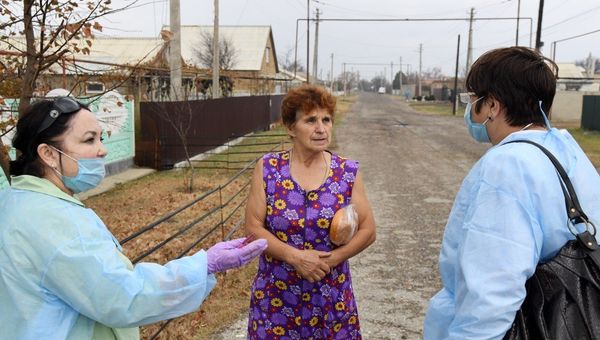 Подворовой обход врачами села Перекоп Красногвардейского района, примыкающего к заводу Крымский титан