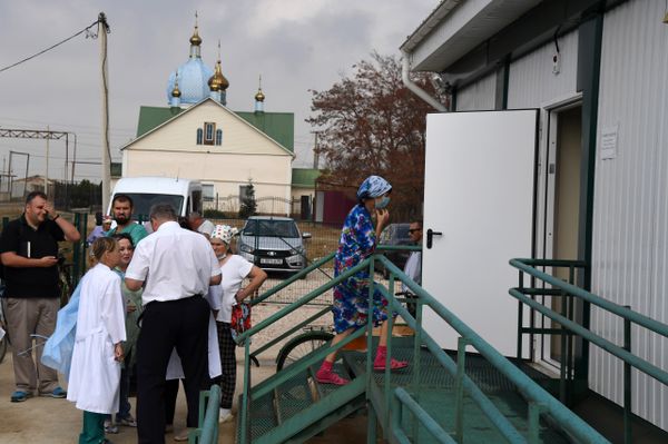 Подворовой обход врачами села Перекоп Красноперекопского района, примыкающего к заводу Крымский титан Подворовой обход врачами села Перекоп Красноперекопского района, примыкающего к заводу Крымский титан