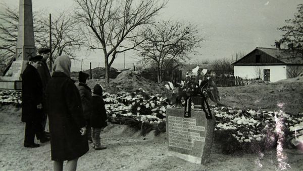 Закладной камень на месте будущего мемориального комплекса жертвам фашистской оккупации Крыма 1941-1944 годов Концлагерь Красный