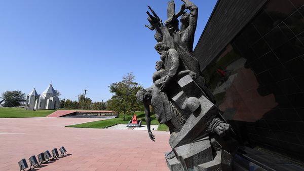Скульптурная композиция на территории мемориала Концлагерь Красный