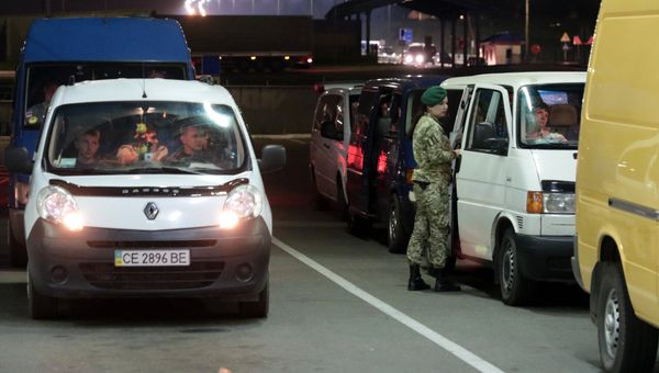 Граждане Украины на международном пункте пропуска через украинско-польскую границу