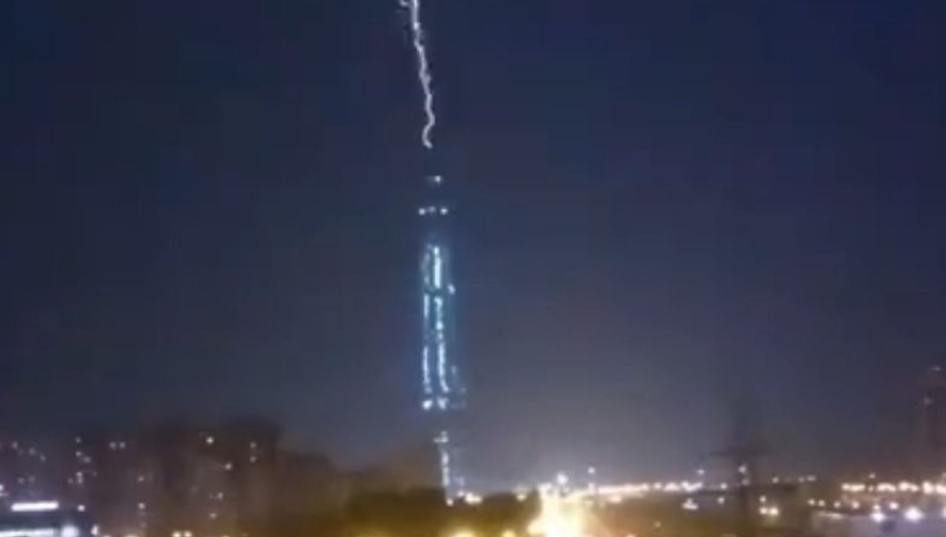 Молния попала в небоскреб Лахта Центр в Санкт-Петербурге - РИА Новости, 1920, 10.09.2018