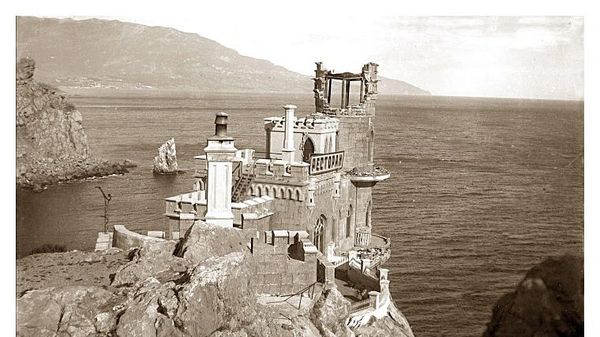 Ласточкино гнездо после землетрясения в сентябре 1927 года в Крыму Ласточкино гнездо после землетрясения в сентябре 1927 года в Крыму