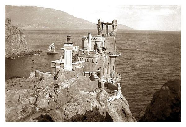 Ласточкино гнездо после землетрясения в сентябре 1927 года в Крыму