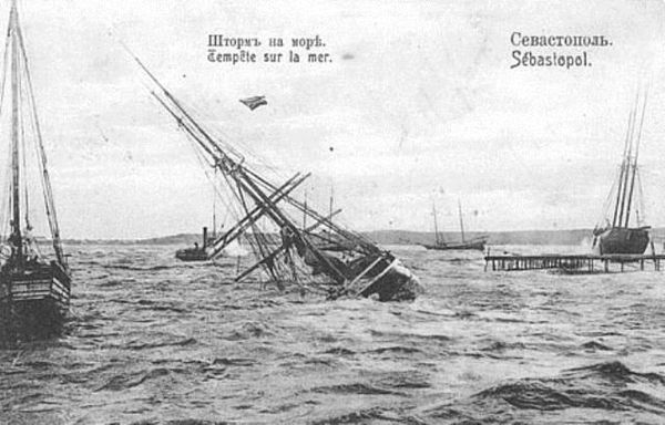 Шторм в море у берегов Севастополя