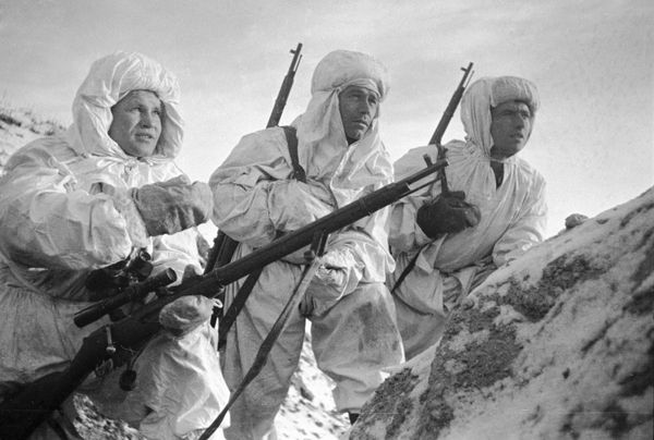 Снайпер Герой Советского Союза Василий Зайцев (слева) объясняет новичкам предстоящую задачу Снайпер Герой Советского Союза Василий Зайцев (слева) объясняет новичкам предстоящую задачу