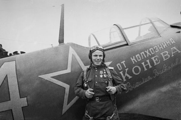 Герой Советского Союза, командир 240-го ИАП Иван Кожедуб у самолета Ла-5ФН Герой Советского Союза, командир 240-го ИАП Иван Кожедуб у самолета Ла-5ФН