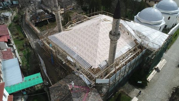 Вид на Большую ханскую мечеть в Ханском дворце в Бахчисарае Вид на Большую ханскую мечеть в Ханском дворце в Бахчисарае