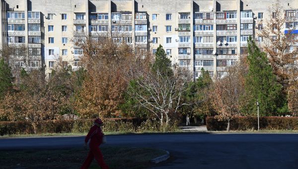 Жительница Армянска на улице города