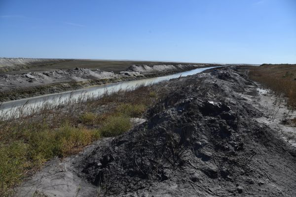 Сброс воды в кислотонакопитель рядом с заводом Крымский титан в Армянске