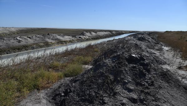 Сброс воды в кислотонакопитель рядом с заводом Крымский титан в Армянске