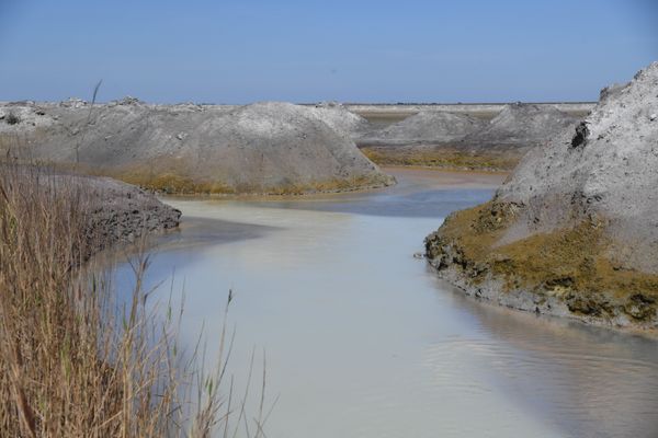 Сброс воды в кислотонакопитель рядом с заводом Крымский титан в Армянске