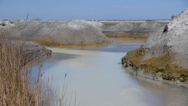 Сброс воды в кислотонакопитель рядом с заводом Крымский титан в Армянске