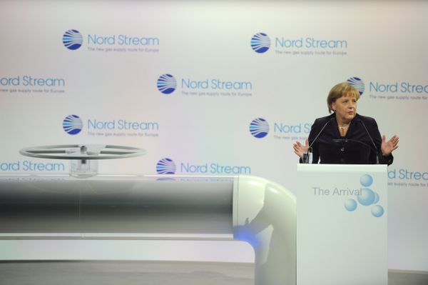 Федеральный канцлер Германии Ангела Меркель у символического вентиля на торжественной церемонии, посвященной началу поставок российского газа европейским потребителям по подводному трубопроводу Северный поток
